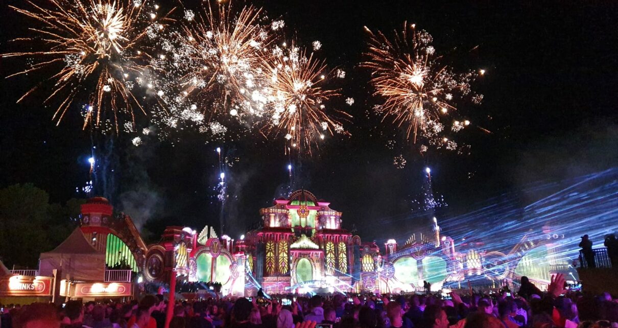Feuerwerk auf einem Outdoor Hardstyle Festival nachts
